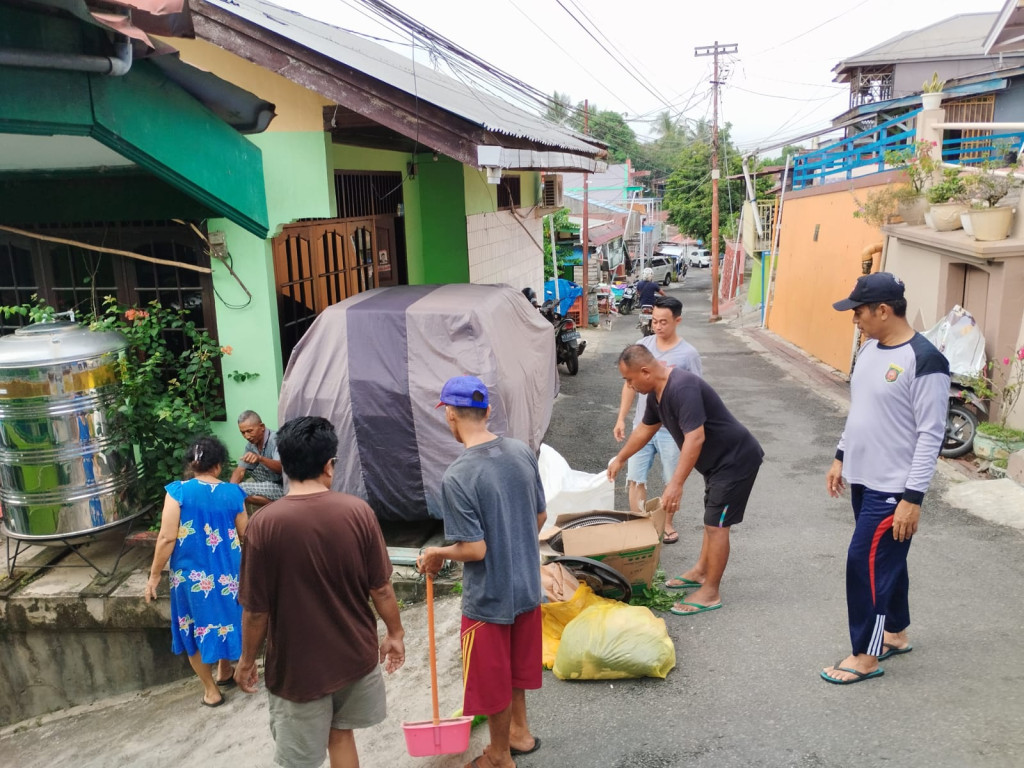 Kegiatan Sabtu Pagi Gotong Royong di Lingkungan RT. 13 Jalan KS. Tubun Gang 7