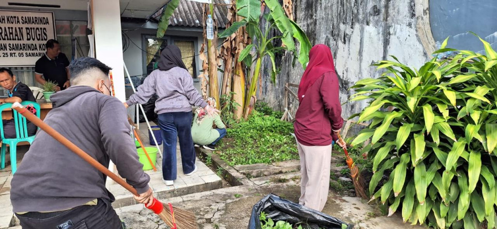 Kegiatan Gotong Royong Kantor Kelurahan Bugis