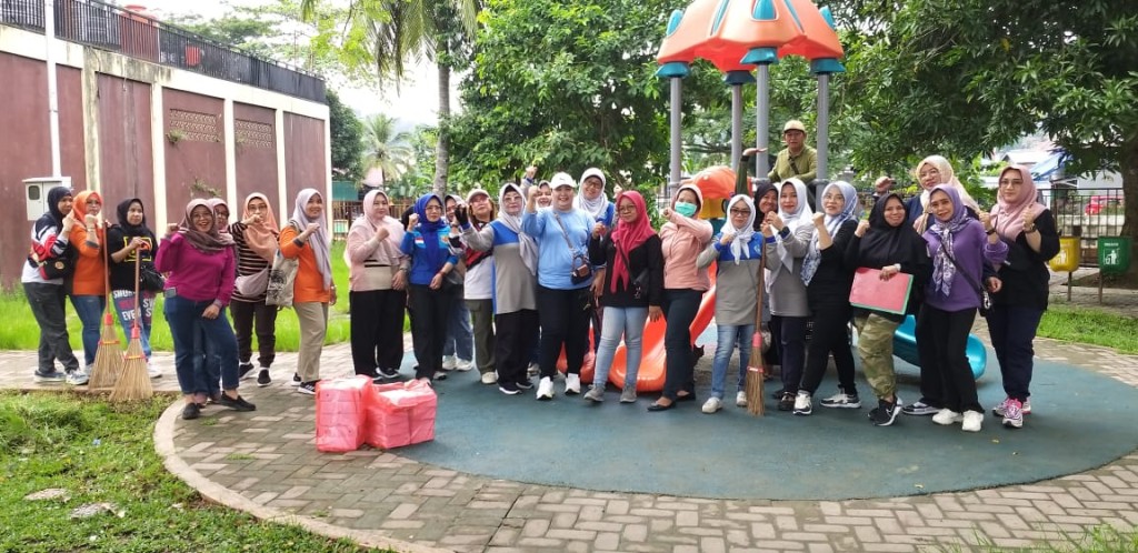Kegiatan Gotong Royong dan Susur Sungai Karang Mumus bersama Camat Samarinda Kota