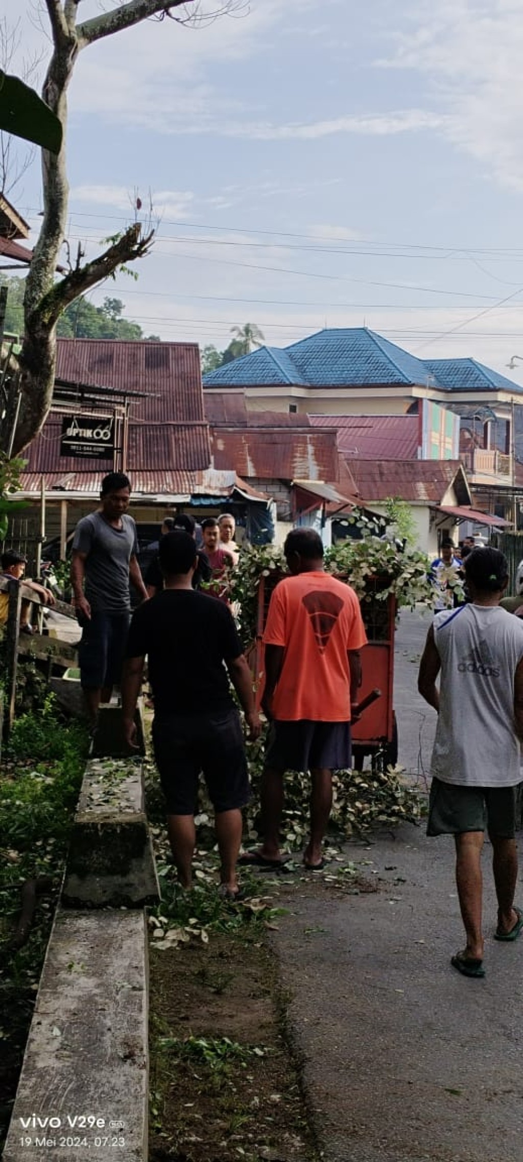 Kegiatan Gotong Royong  di lingkungan RT 06 dan RT 09