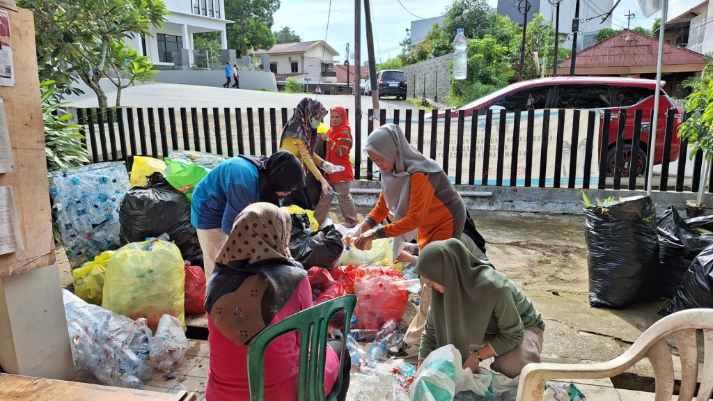 Kerja Bakti di Lingkungan Kelurahan Bugis Bersama PLH Lurah Bugis