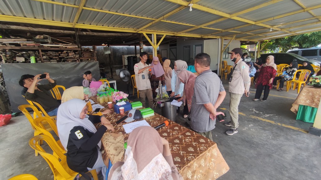 Sosialisasi dan Pelatihan Pengolahan Buah Lemon yang Terintegritas di Lingkungan RT. 01 Kelurahan Bugis