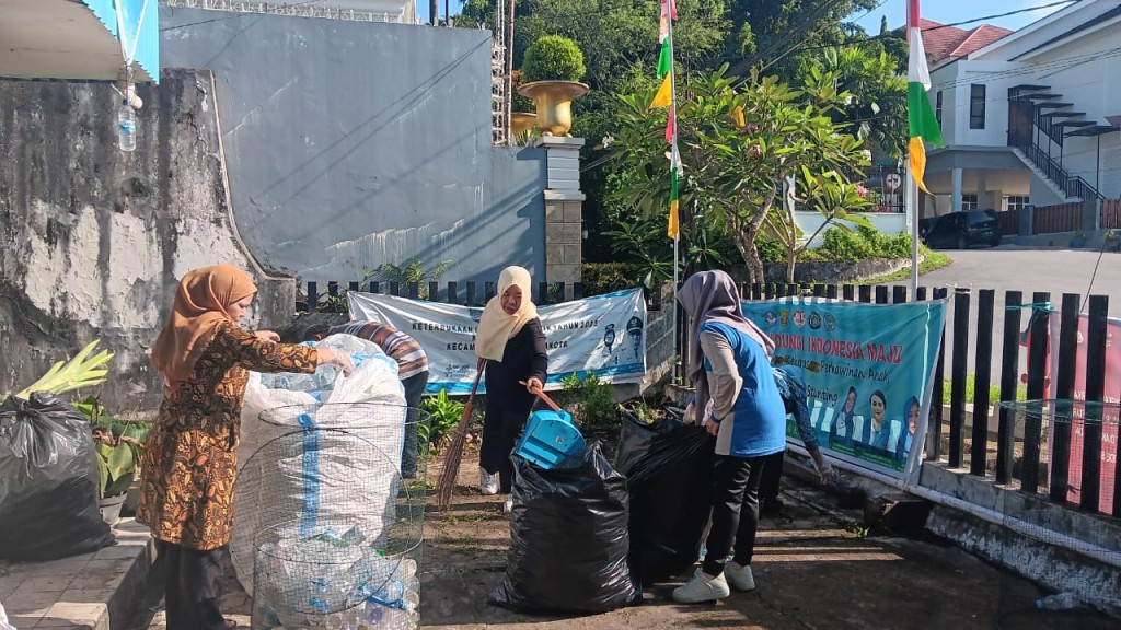 Kegiatan Kerja Bakti di lingkungan Kelurahan Bugis