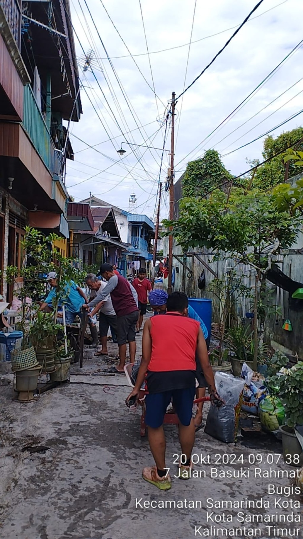 Kegiatan Gotong Royong RT. 02 di Lingkungan Kelurahan Bugis