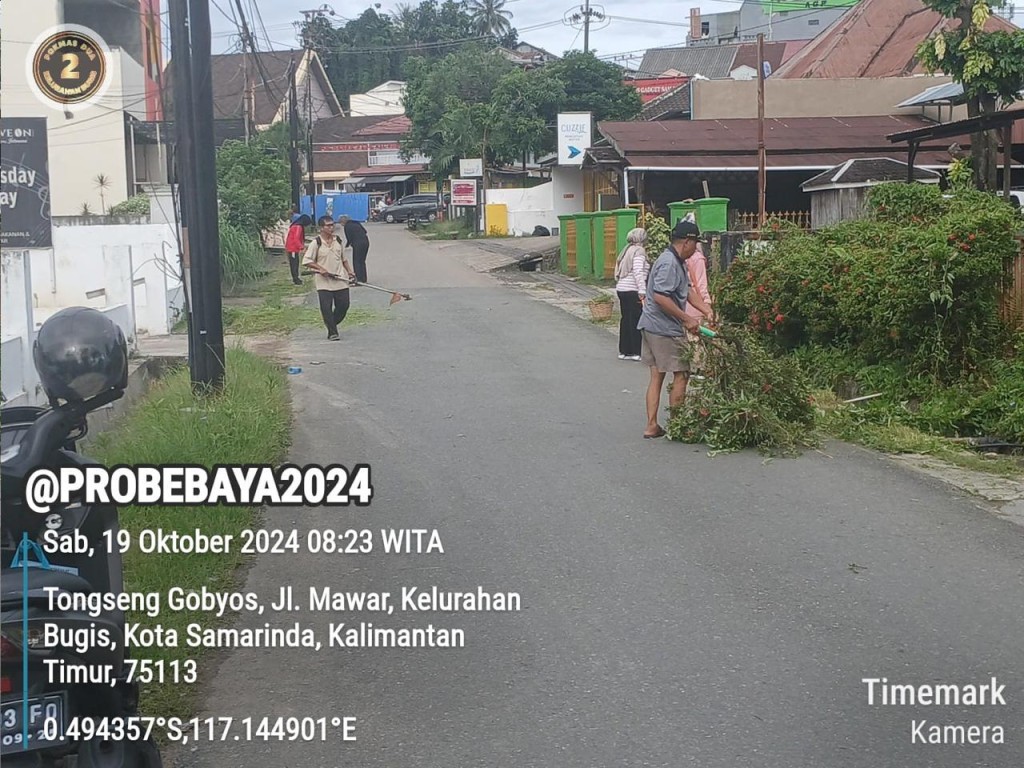 Kegiatan Gotong Royong RT. 05 dan RT. 08 di Lingkungan Kelurahan Bugis