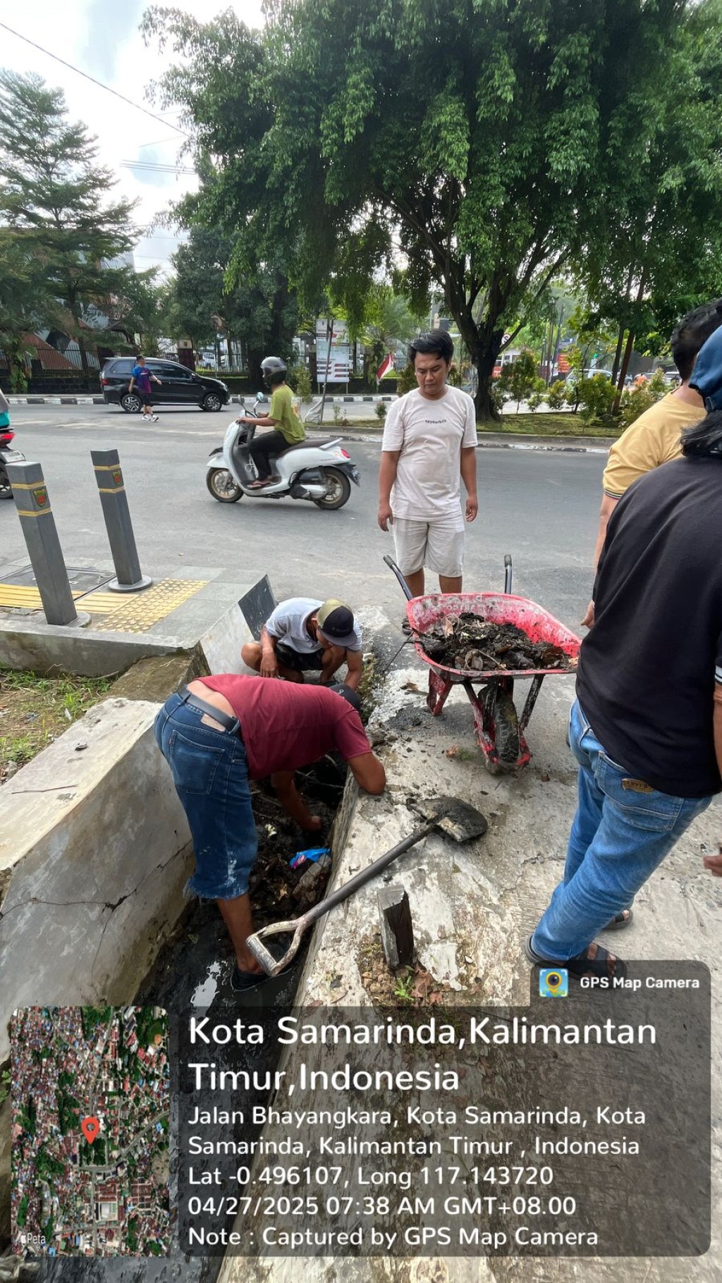Gotong Royong RT.17: Wujud Kepedulian Lingkungan oleh Warga Kelurahan Bugis