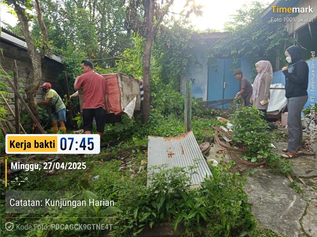 Sinergi Warga RT.02 dan RT.15 dalam Gotong Royong Lingkungan