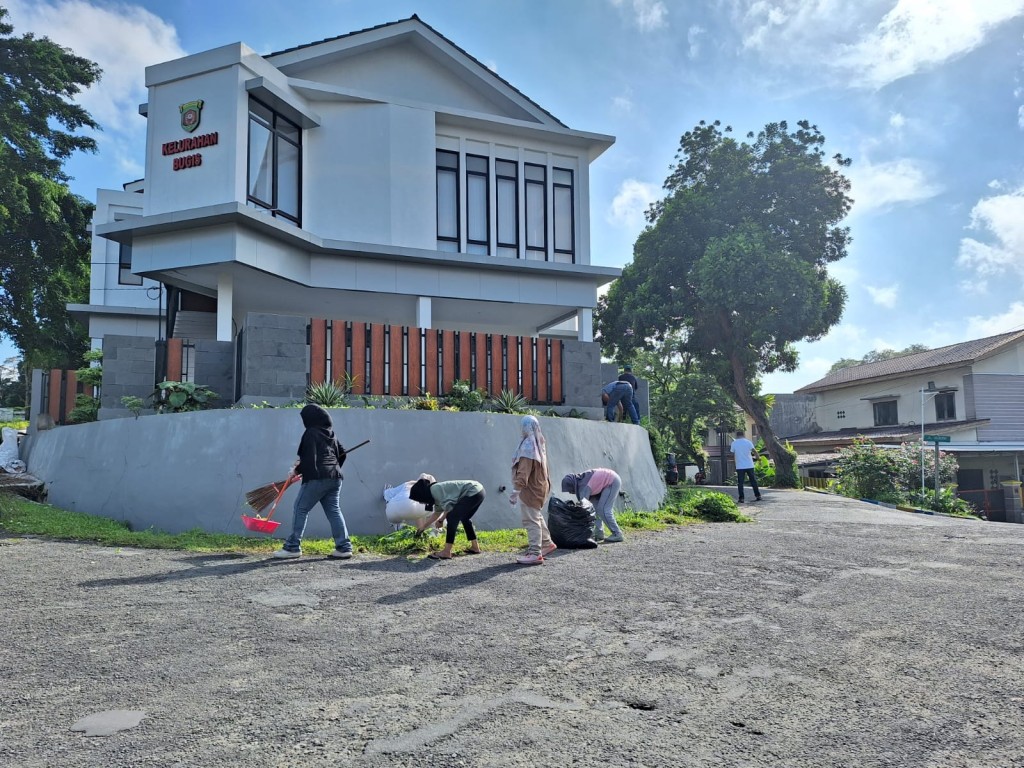 Kegiatan Gotong Royong di Lingkungan Kantor Kelurahan Bugis