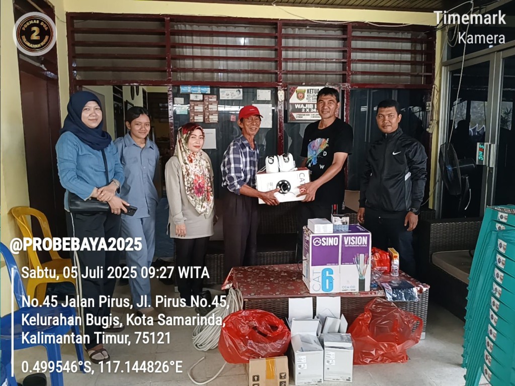 Kelurahan Bugis Serahkan CCTV untuk RT 08 Melalui Program Probebaya