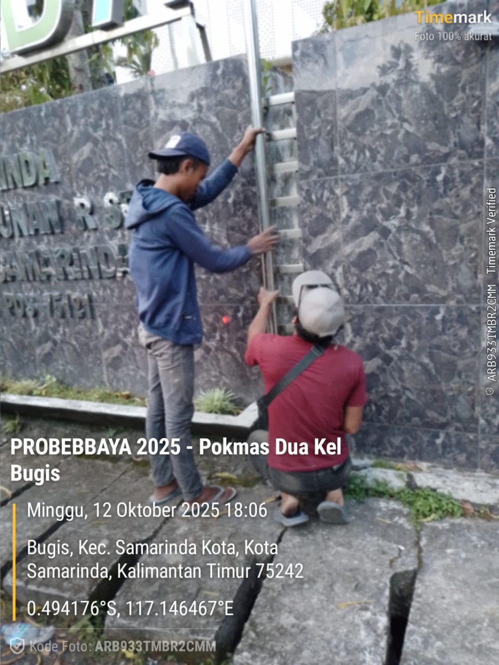 Pemasangan Lampu Penerangan Lingkungan oleh RT 04 Kelurahan Bugis