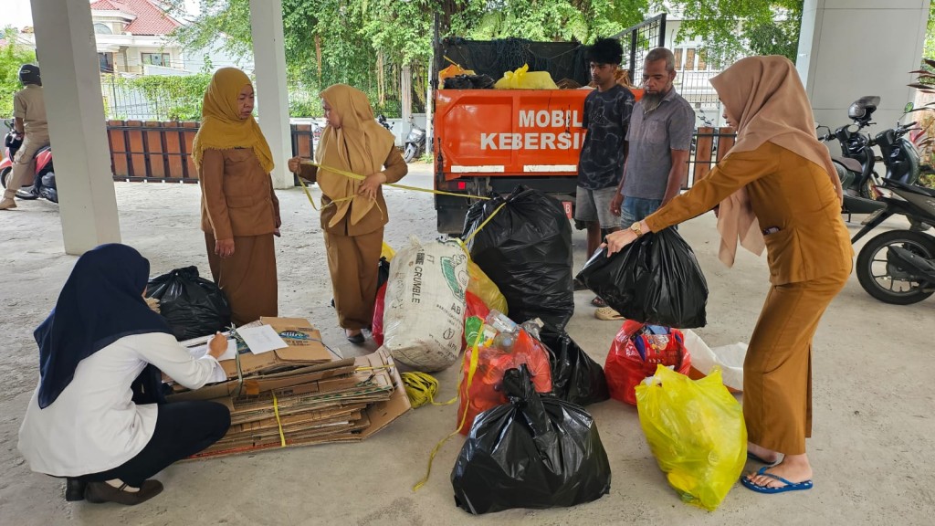Gerakan Sedekah Sampah di Kelurahan Bugis dalam Rangka Hari Peduli Sampah Nasional