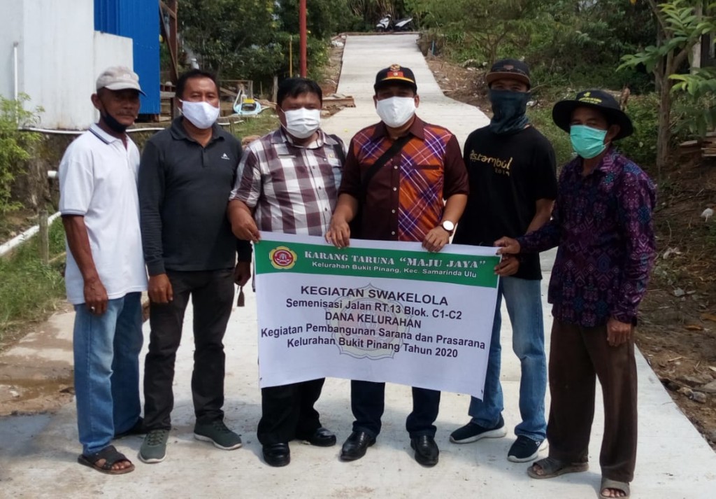 Penyerahan hasil pekerjaan Kegiatan Swakelola 	Semenisasi Jalan  RT.13 Blok. C1-C2  Kel. Bukit Pinang. 	DANA KELURAHAN 	Kegiatan Pembangunan Sarana dan Prasarana 	Kelurahan Bukit Pinang Tahun 2020.