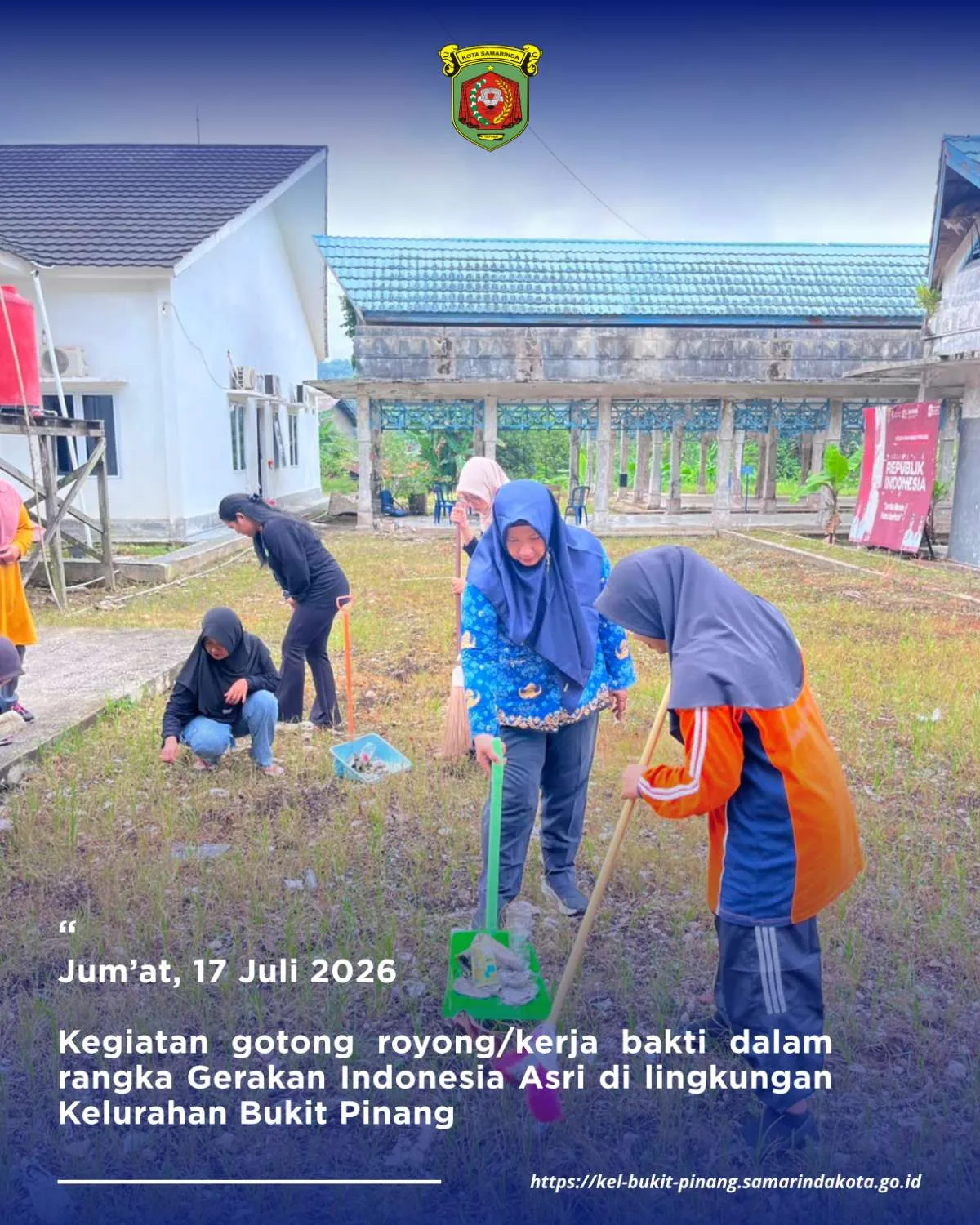 Kegiatan gotong royong/kerja bakti dalam rangka Gerakan Indonesia Asri di lingkungan Kelurahan Bukit Pinang
