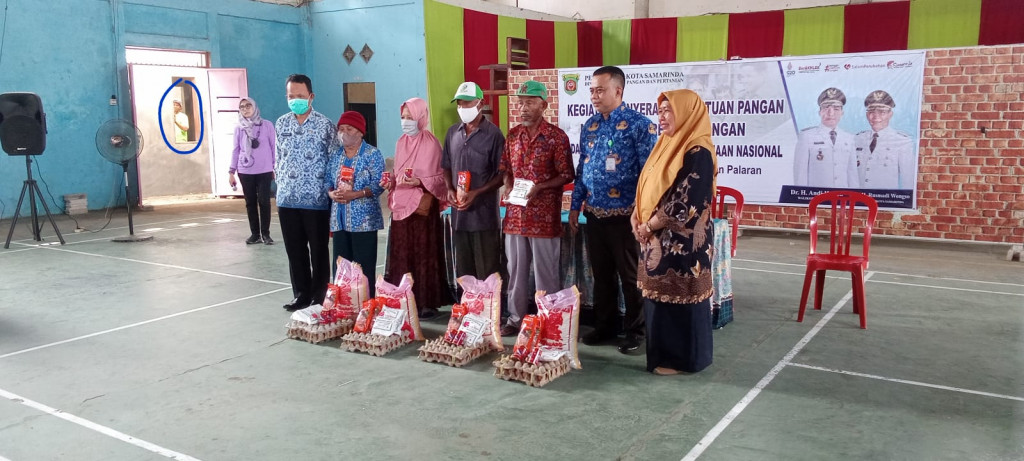 Kegiatan Penyerahan Bantuan Pangan Masyarakat Rentan Pangan Dalam Rangka Hari Besar Keagamaan Nasional Di Kelurahan Bukuan