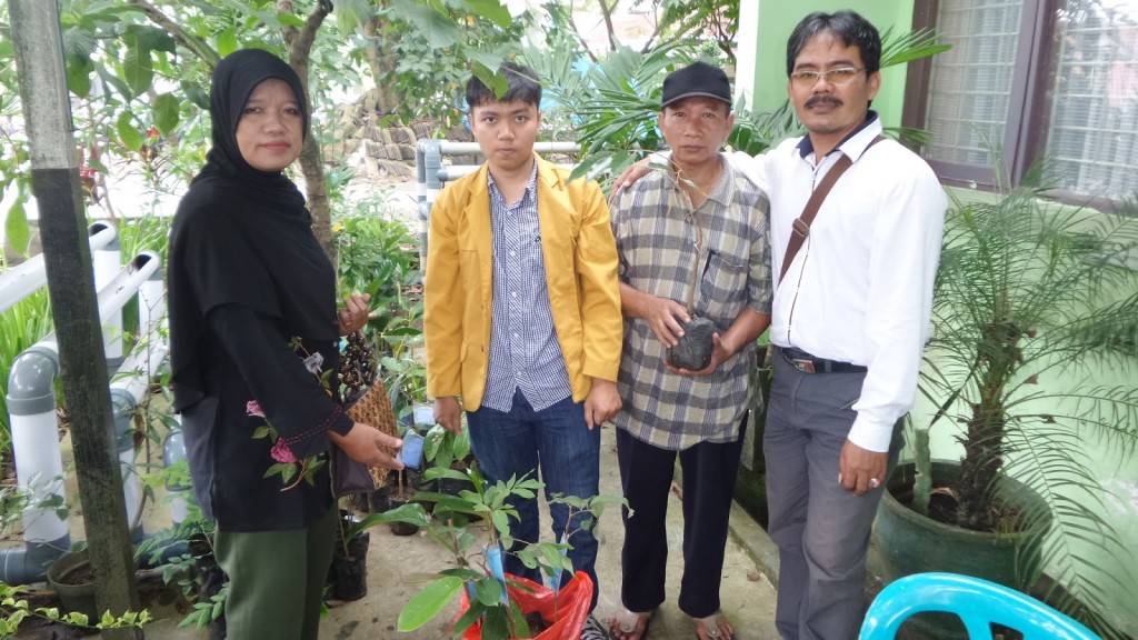 Kelurahan Dadi Mulya Samarinda Ulu Membagian Bibit Tanaman Kepada Ketua RT
