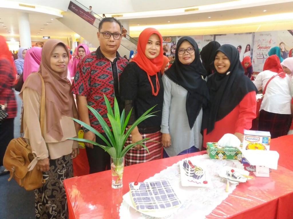 Tim PKK Kelurahan Dadi Mulya Memeriahkan Festival Mahakam 2017.