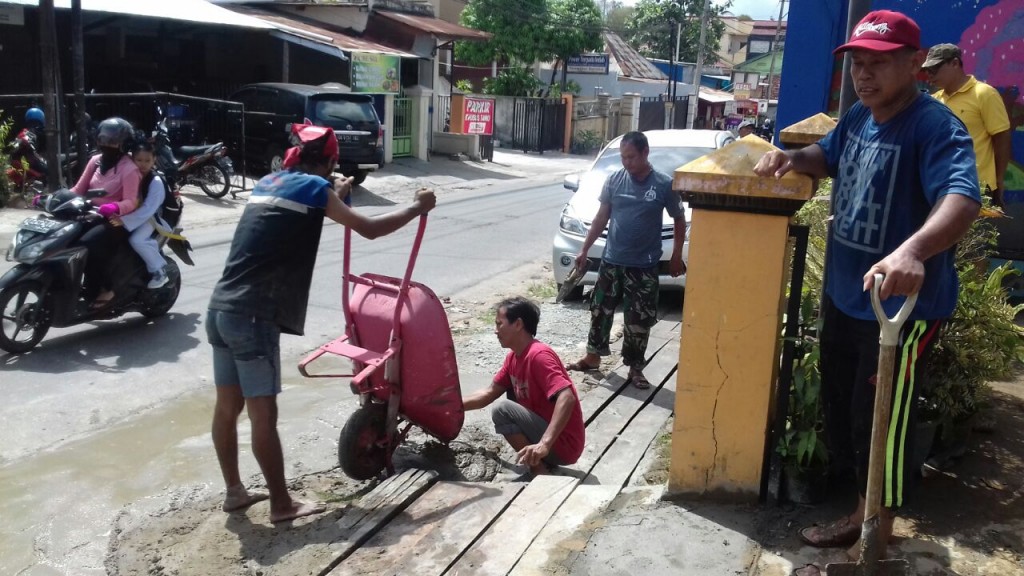 Gotong Royong RT. 05 Kel. Dadi MUlya