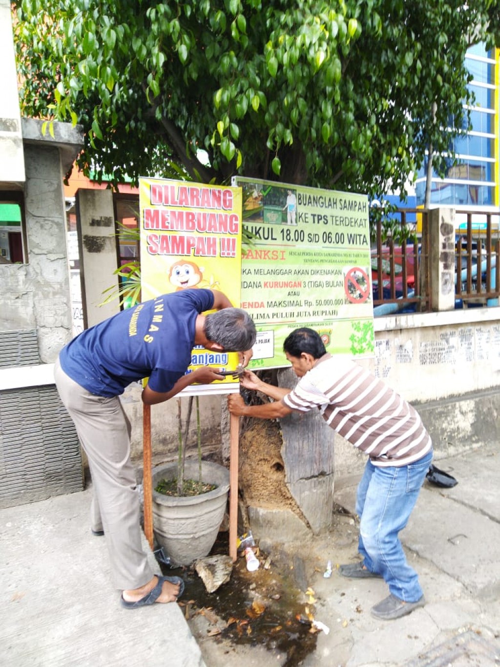 Pemasangan Spanduk Larangan Membuang Sampah di Tepian Jalan Raya