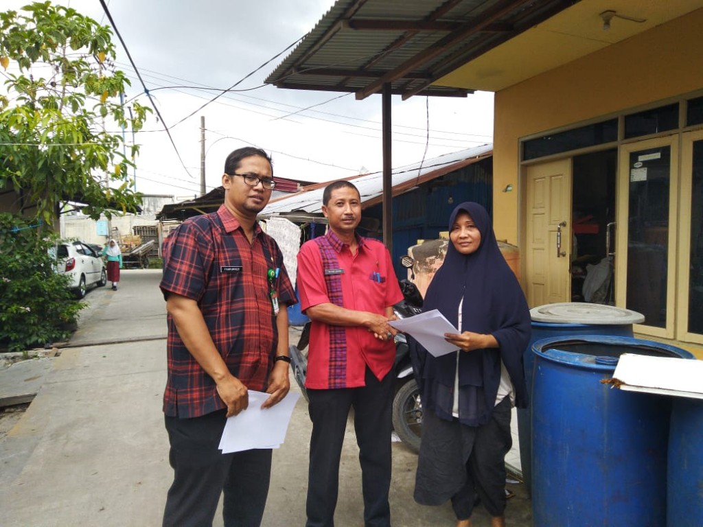 Pembagian Edaran Mengenai Pembongkaran Rumah di Tepian Karang Mumus
