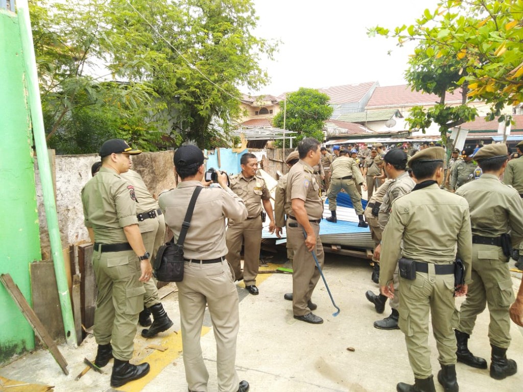 Lanjutan Pembersihan Lokasi Penataan Sungai Karang Mumus