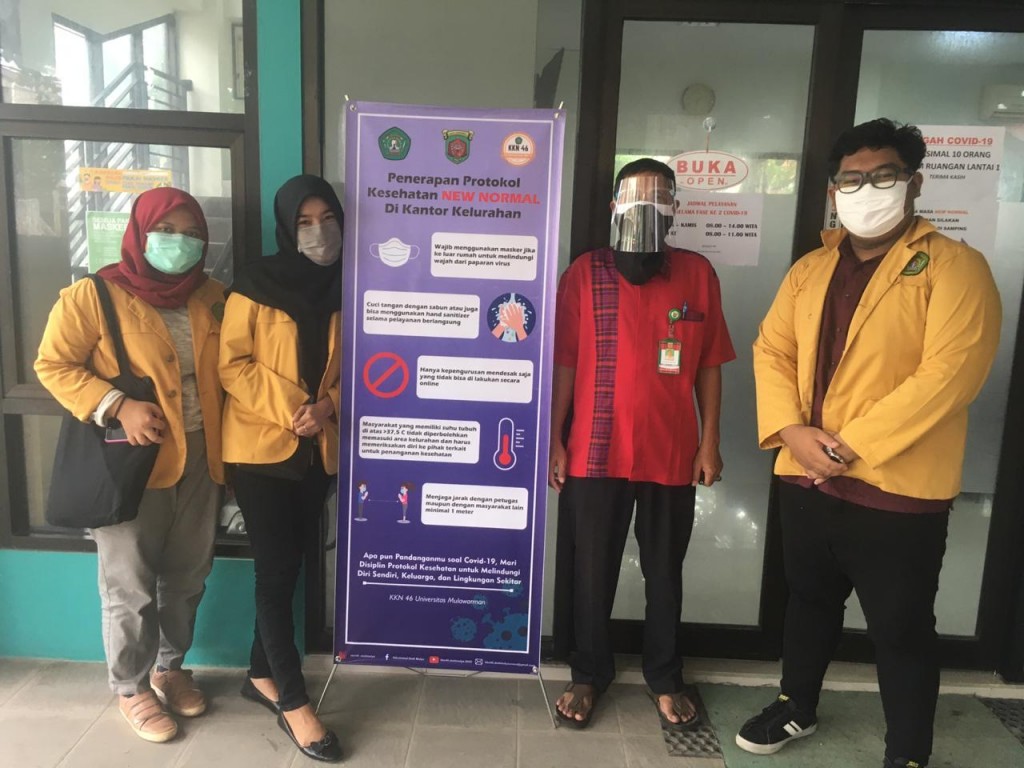 	Pemberian Banner dari KKN-KLB Tentang Protokol Kesehatan NEW NORMAL di Kantor Kelurahan