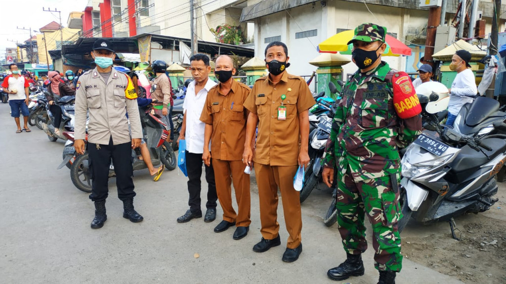 Pembagian Surat Edaran Penertiban PKL di Sepanjang Jalan Perniagaan