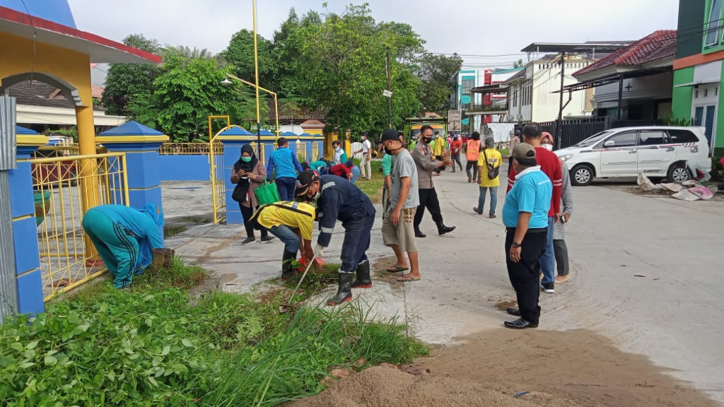 Gotong Royong Jum'at Pagi di Kawasan Prevab Kelurahan Dadi Mulya
