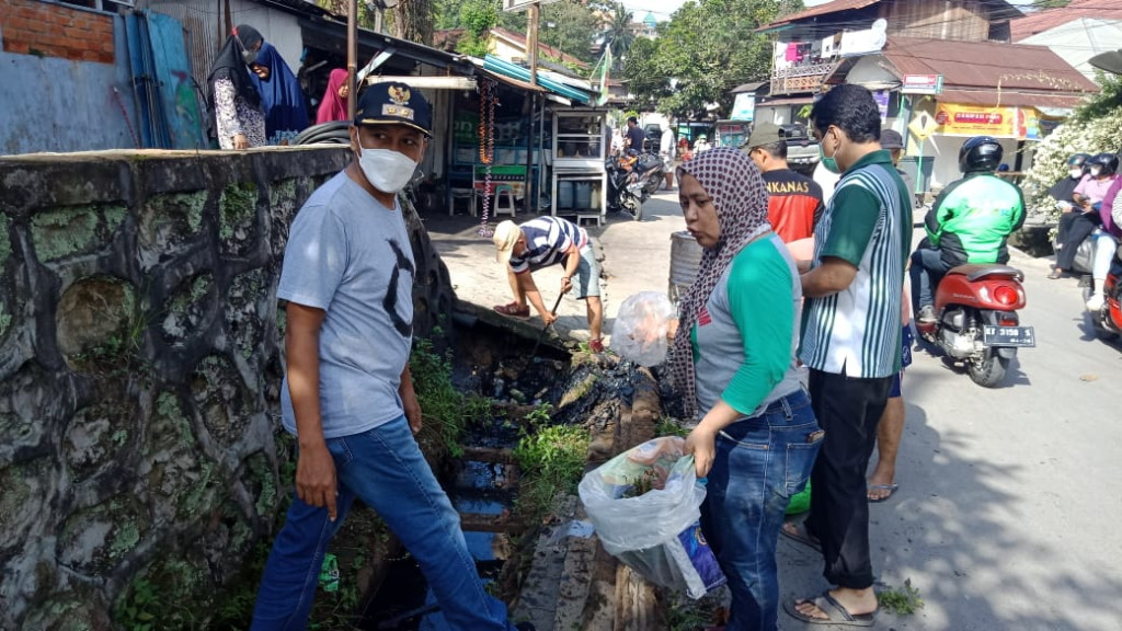 Warga RT. 20 dan RT. 26 Gotong Royong Lancarkan Saluran Air