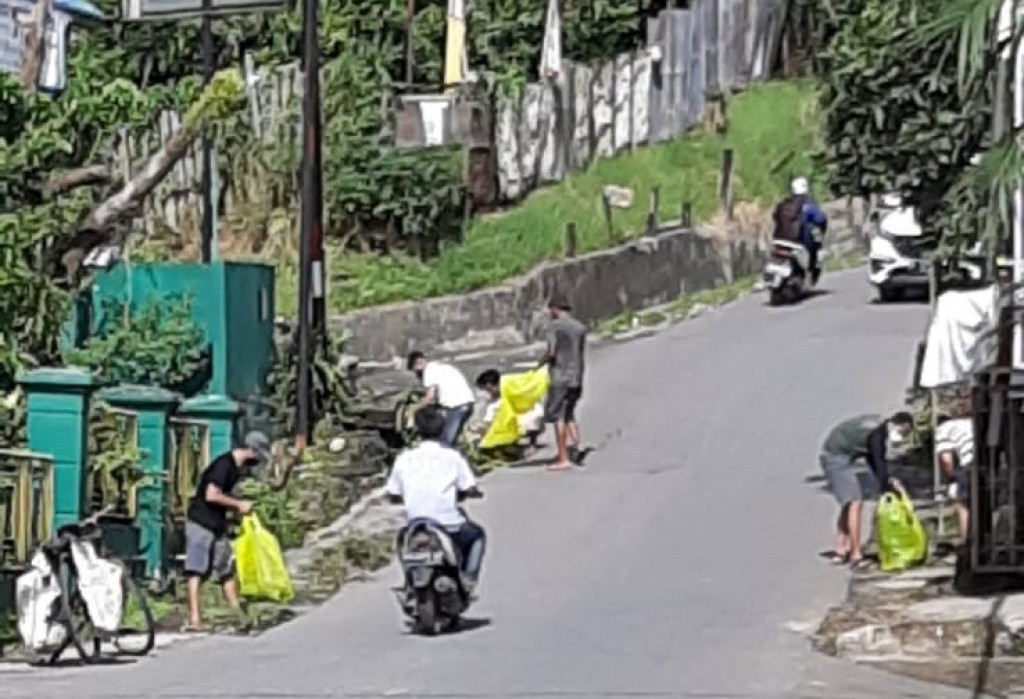 Rumput Liar Diselesaikan Lewat Kerja Bakti RT. 6 & 7 Dadi Mulya