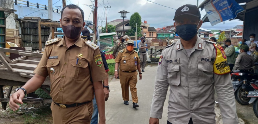 Camat & Lurah Himbau Bersihkan Gerobak Disamping Jembatan Perniagaan