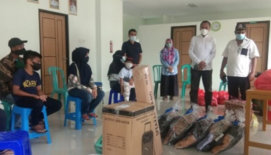 Lurah Dadi Mulya Kucurkan Bantuan Probebaya ke Warga RT 24