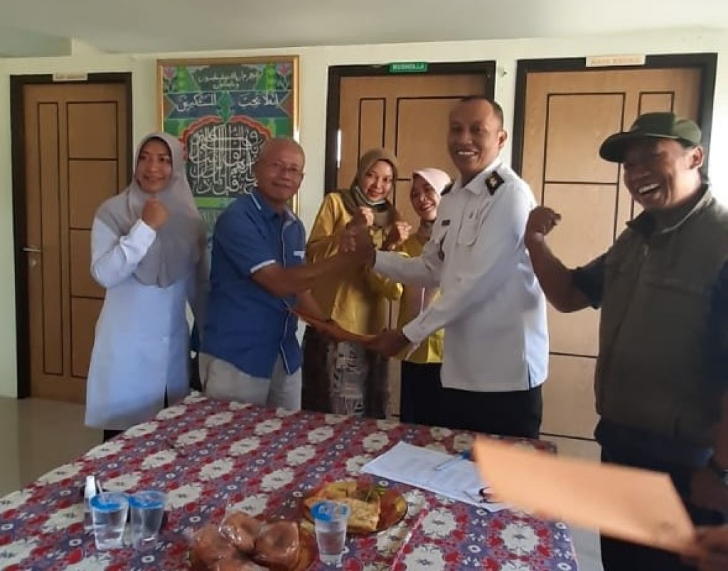 Lurah dan Ketua Pokmas Tandatangani Kontrak Swakelola Probebaya 2022