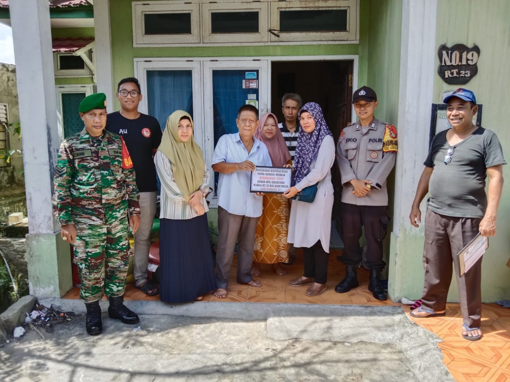 Penyerahan bantuan korban bencana kebakaran di jln eks Swadaya