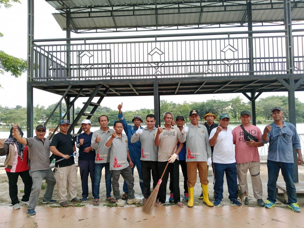 Gotong Royong dalam kegiatan BBGRM (Bulan Bhakti Gotong Royong Masyarakat) ke 20