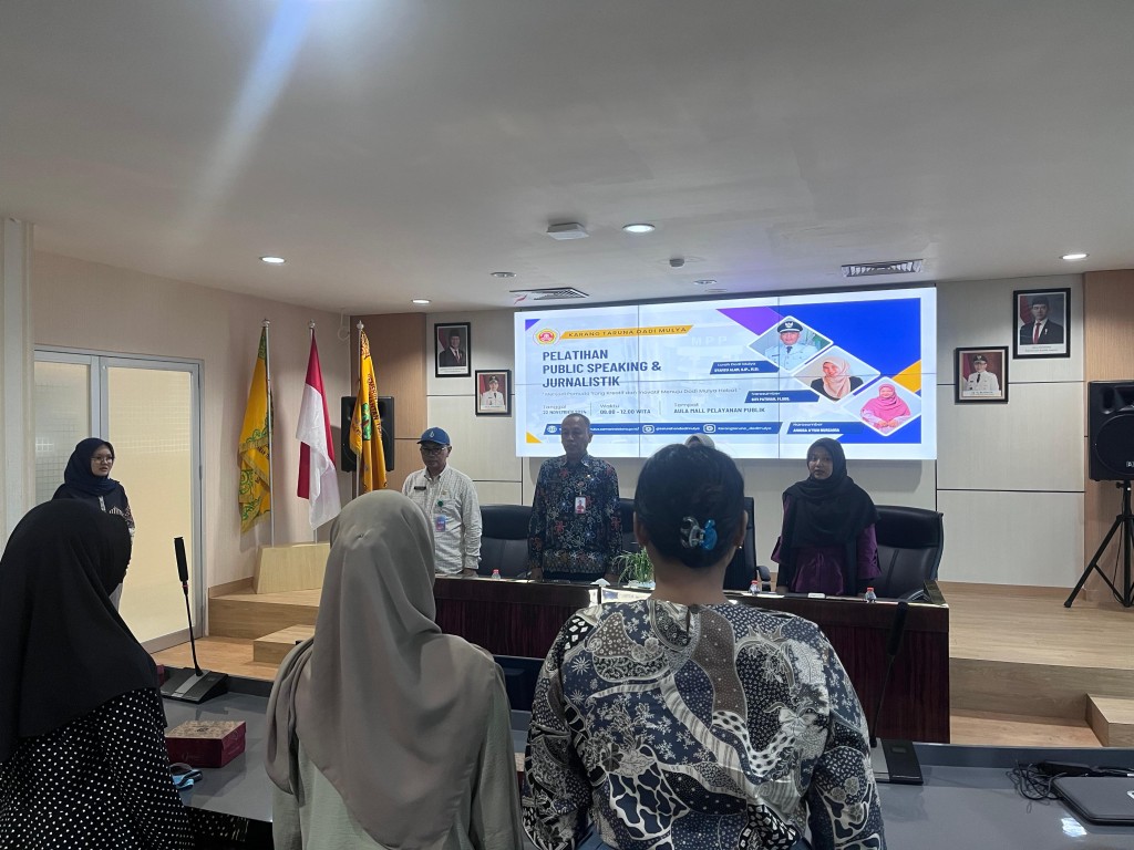 LURAH SYAMSU BUKA PELATIHAN PUBLIC SPEAKING DAN JURNALISTIK BAGI PEMUDA