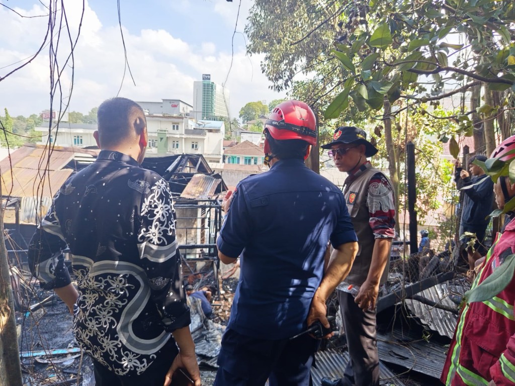 KEBAKARAN LANDA RT. 25 DADI MULYA, DUA RUMAH LUDES TERBAKAR