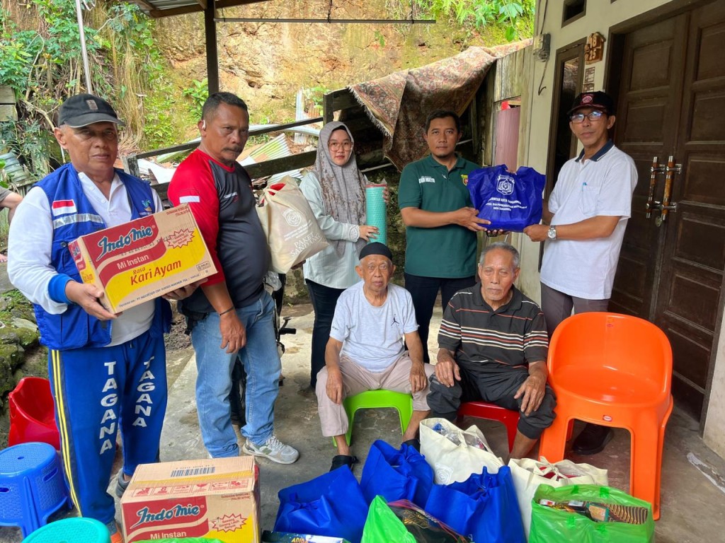 KELURAHAN DADI MULYA BERSAMA DINSOS KOTA SAMARINDA SALURKAN BANTUAN UNTUK KORBAN KEBAKARAN RT 25