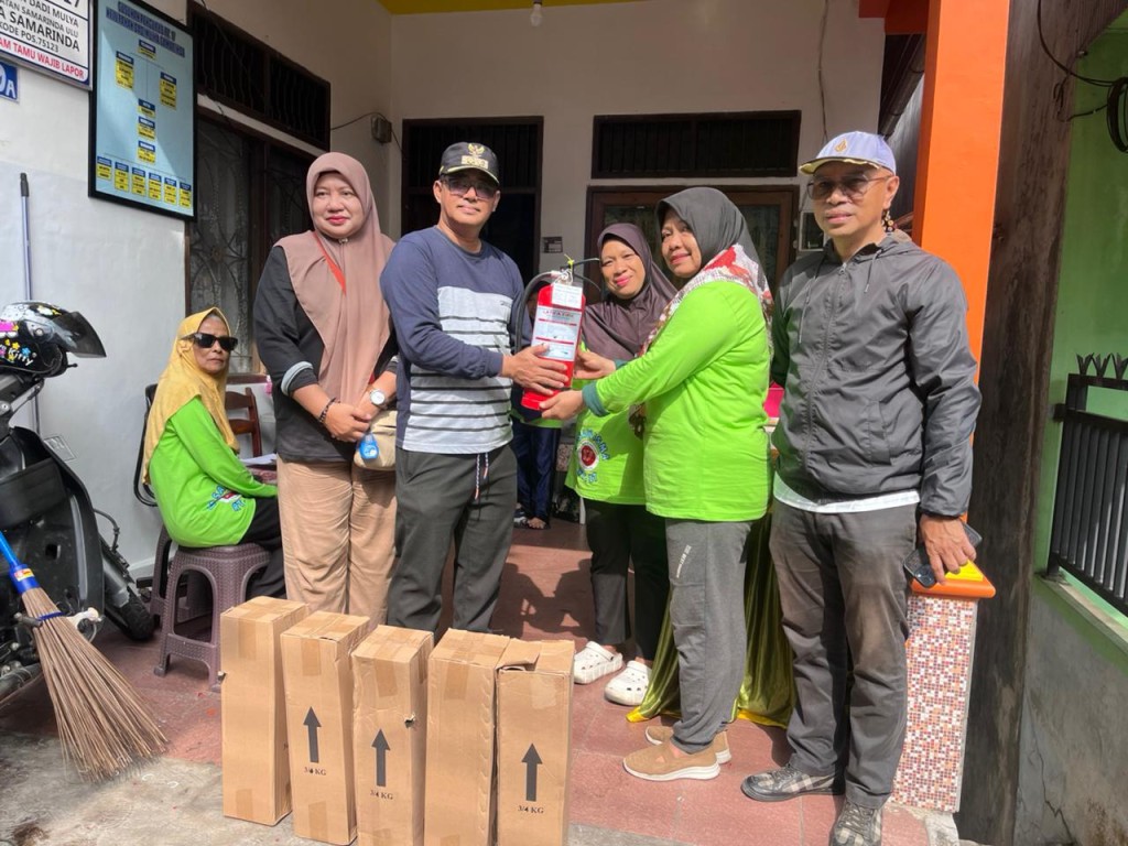 PENYERAHAN SAPRAS PROBEBAYA DAN MONITORING GOTONG ROYONG: WUJUD NYATA SEMANGAT KEBERSAMAAN MENUJU BBGRM TINGKAT PROVINSI