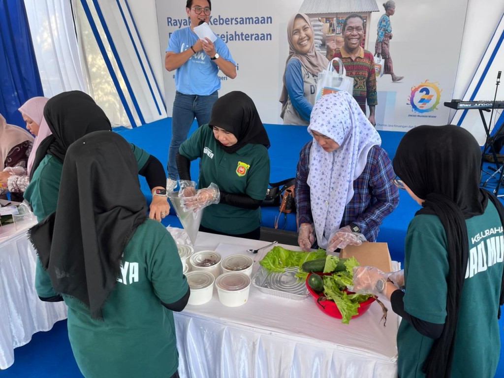 PESONA KREATIVITAS STAF PEREMPUAN DADI MULYA DI LOMBA TUMPENG HUT BANK MANDIRI KE-27