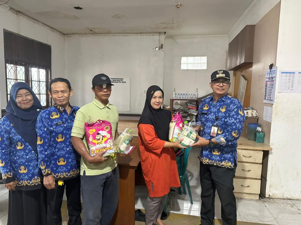 BAKTI SOSIAL YAYASAN DHARMA BHAKTI BERSAMA PEMERINTAH KOTA SAMARINDA SALURKAN BANTUAN SEMBAKO UNTUK WARGA DADI MULYA