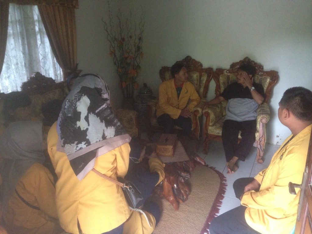 Mahasiswa KKN 44 Reguler Universitas Mulawarman silaturahmi ke rumah ketua RT.22 sekaligus memohon izin penempatan Posko KKN di wilayah RT.22