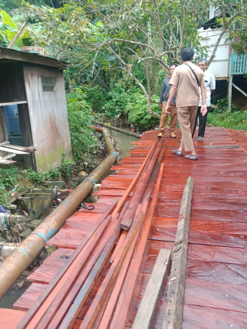 Pembuatan Jembatan oleh warga RT. 16 yang berpotensi menghambat pengerjaan pipa PDAM oleh PUPR