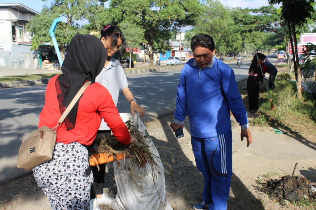 Gotong Royong Bersama Mahasiswa KKN