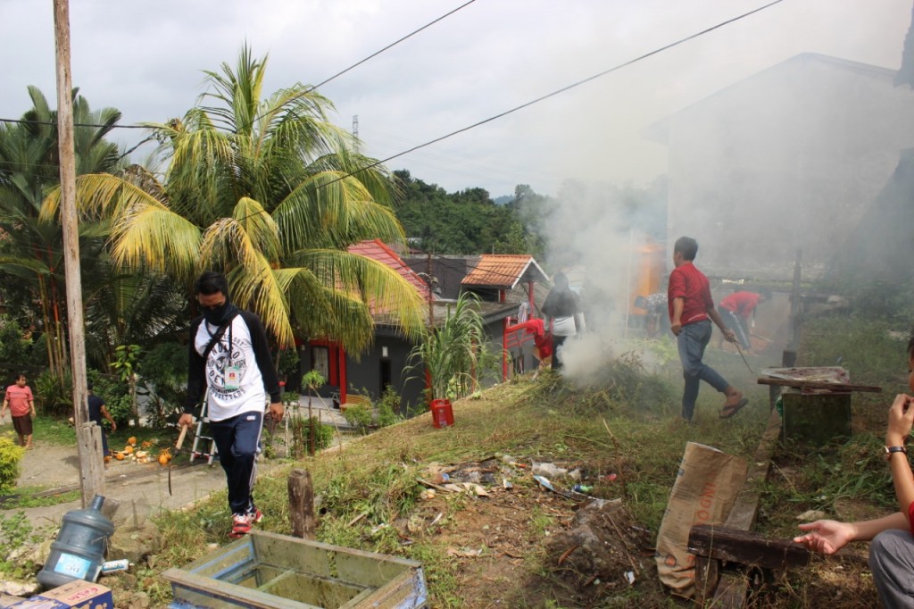 Pembersihan Lahan Untuk Tanaman Obat-Obatan Dasawisma