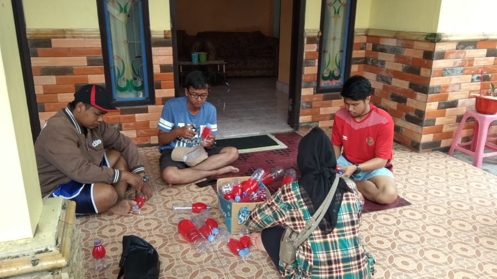 Mahasiswa KKN bersama warga RT 01 Membuat Lampu Lampion dari Bahan Bekas