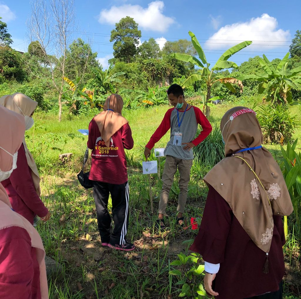 Mahasiswa KKN Bersama Warga RT 01 Melakukan Kegiatan Kerja Bakti