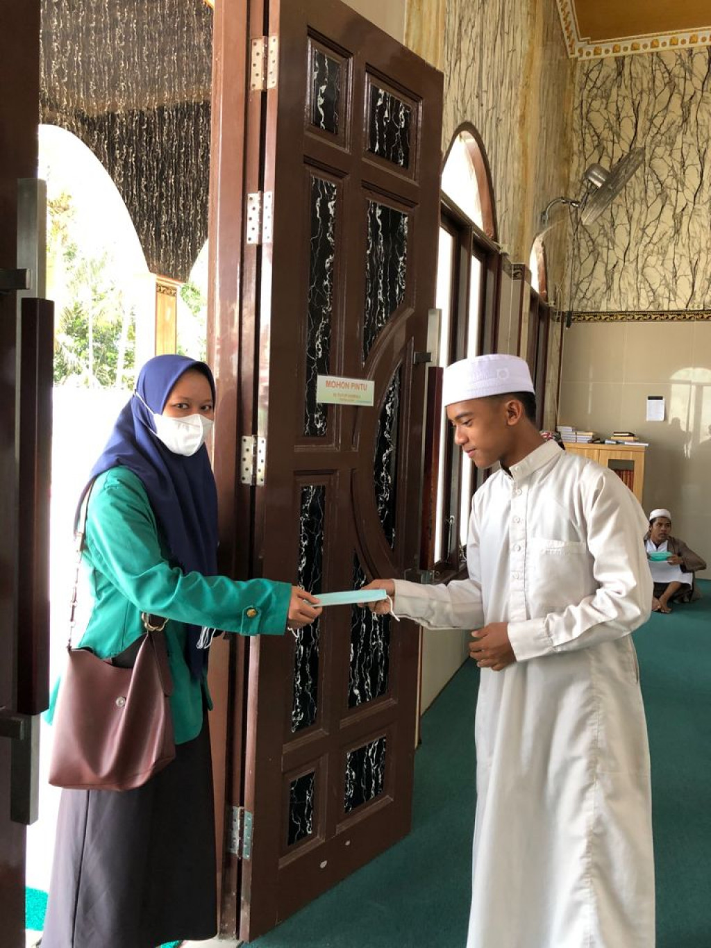 Pembagian Masker Bersama Mahasiswa KKN