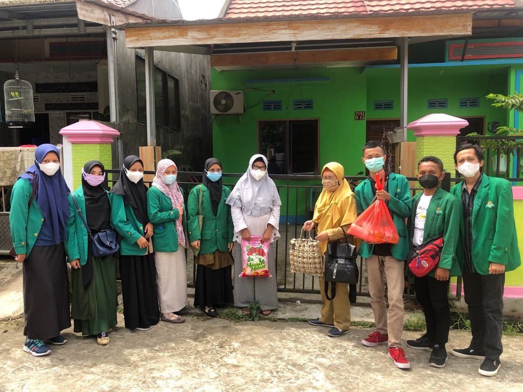 Pembagian Sembako Terhadap Warga Terdampak Covid-19 Bersama Mahasiswa KKN