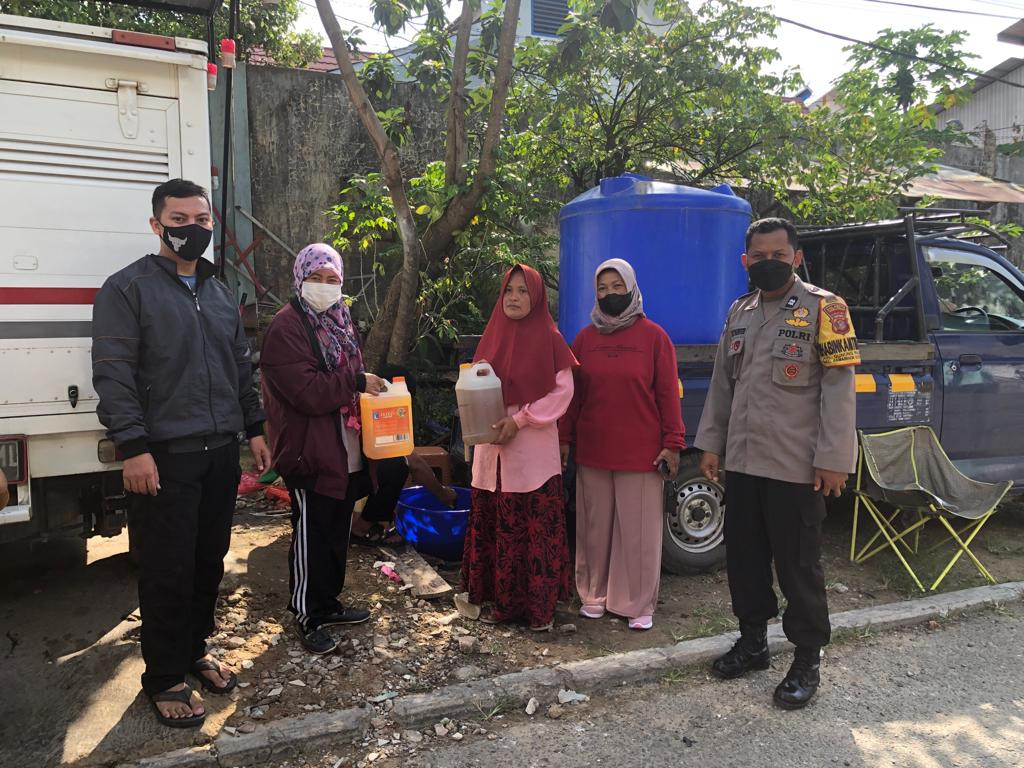 Pendistribusian minyak goreng yang dikelola Karang Taruna_Kelurahan Gunung Panjang.