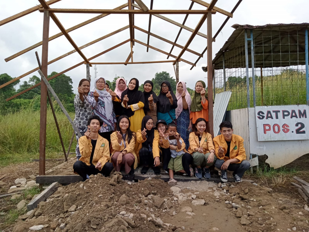 Membantu Pembangunan Bank Sampah oleh Mahasiswa KKN